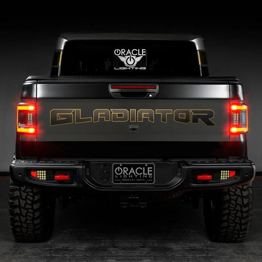 Jeep Gladiator z lampami tylnymi Oracle Flush