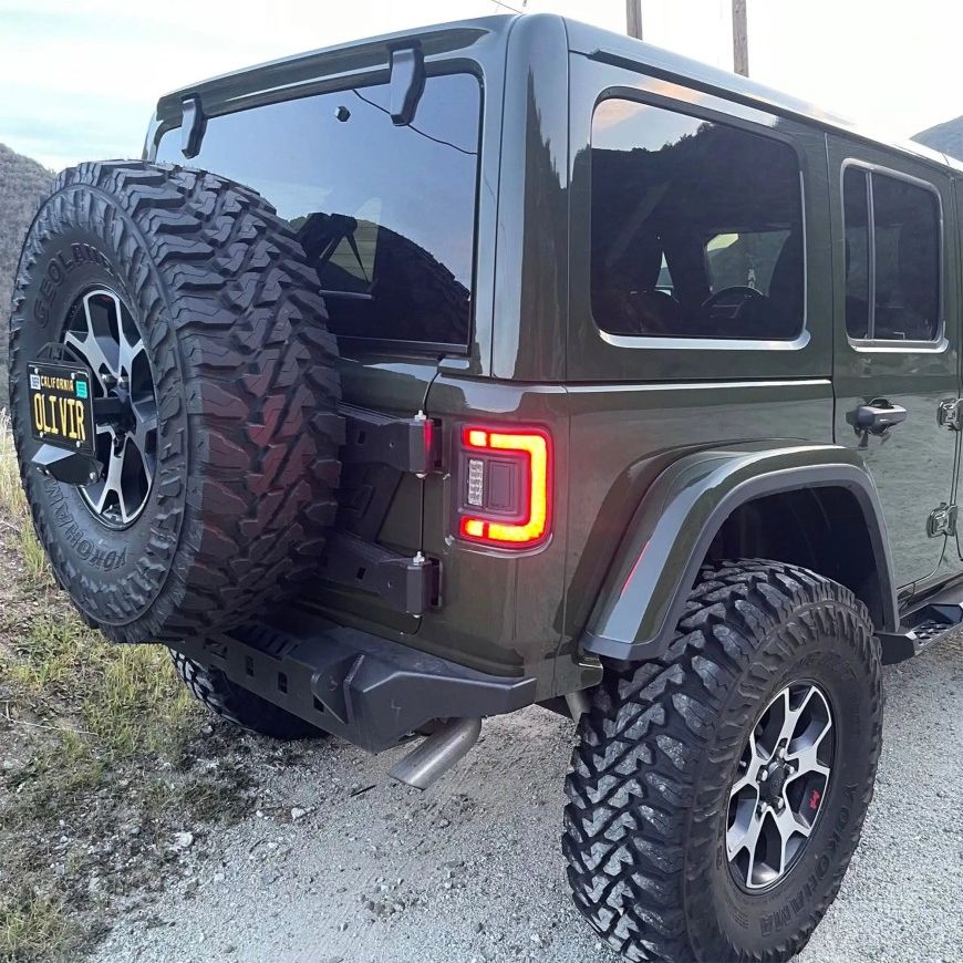 Jeep Wrangler JL w terenie z zapaloną lampą tylną Oracle